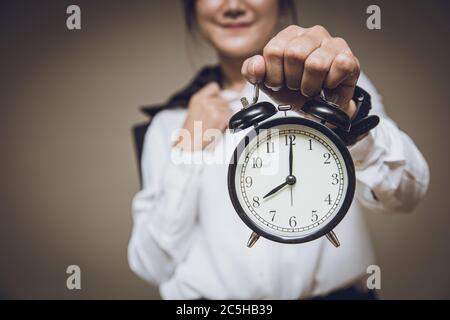 Orologio orario di lavoro o ore di lavoro mattina ricordare concetto di avviso di allarme, le persone che tengono retro sveglia campanello. Foto Stock