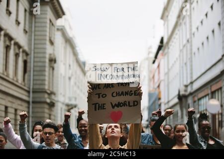 Gruppo di manifestanti del riscaldamento globale si insurriscalda per strada. Gruppo di manifestanti che protestano contro il cambiamento climatico. Foto Stock