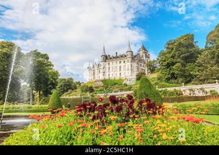 Vista sul castello di Dunrobin dal giardino Foto Stock