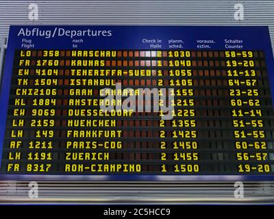 Partenza dall'aeroporto con molti voli preparati durante il giorno per destinazioni più europee e varie compagnie. Foto Stock