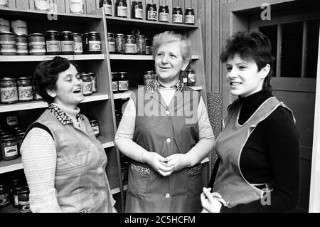 30 novembre 1984, Sassonia, Eilenburg: Nel 1985, in un negozio di fruttivendolo a Eilenburg, parlano Saleswomen di diverse generazioni. Data esatta della registrazione non nota. Foto: Volkmar Heinz/dpa-Zentralbild/ZB Foto Stock