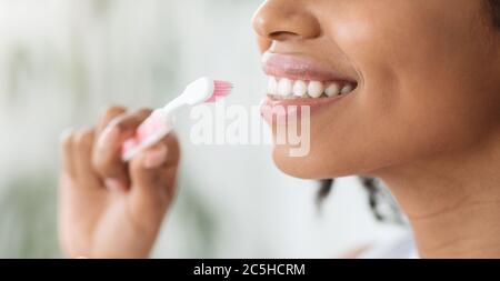 Cura orale. Donna nera con splendido spazzolino Smile e denti bianchi Foto Stock