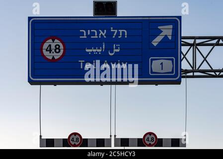 Tel Aviv ISRAELE Gerusalemme direzione indicazioni per l'autostrada 1 a Tel Aviv, Israele Blue indicazioni per Tel Aviv. Esci alla prima autostrada. Foto Stock