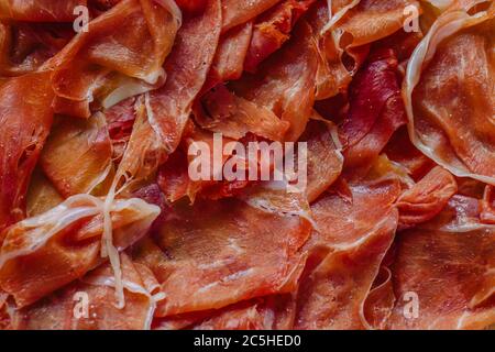 Tagli di primo piano del prosciutto spagnolo serrano Foto Stock