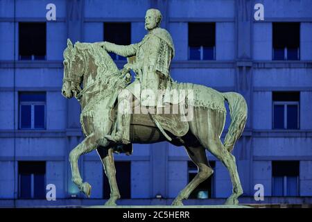 Belgrado / Serbia - 30 agosto 2019: Statua del principe serbo Mihailo Obrenovic nella Piazza della Repubblica di Belgrado, Serbia, eretta nel 1882 Foto Stock