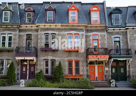 Case cittadine dai colori vivaci a Montreal, Quebec, Canada Foto Stock