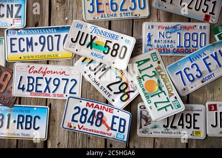 BAR HARBOR, MAINE, USA - AGOSTO 28: Vecchie targhe di auto esposte su un muro a Bar Harbor. Negli Stati Uniti, ogni jusirsdiction ha un d unico Foto Stock