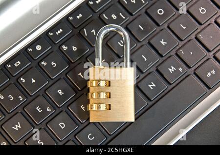 Lucchetto situato sulla tastiera del computer che simboleggia la sicurezza dei dati Foto Stock