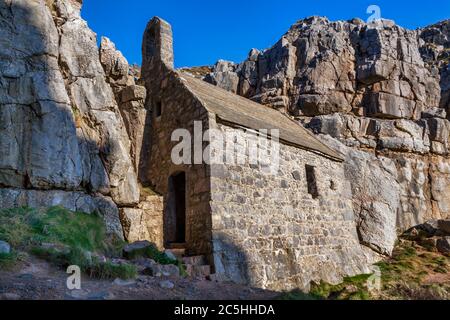 La Cappella di St Govan del XIV secolo Bosherston Pembrokeshire Wales UK Foto Stock