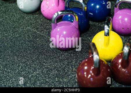 kettlebells colorati per allenarsi su un piano palestra Foto Stock