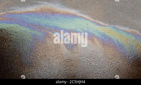 La benzina scorre sul marciapiede. Foto Stock