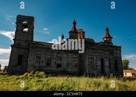 Vecchia chiesa russa abbandonata in legno rovinata a Kamenka, regione di Kursk Foto Stock