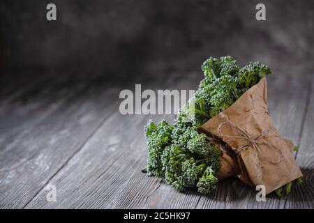 Due mazzetti di broccolini su tavolo di legno. Vista angolare con spazio di copia. Foto Stock