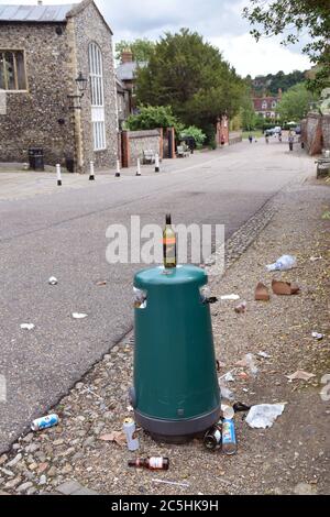 Rifiuti dopo l'alfresco bevendo la sera precedente nello spazio aperto intorno alla Cattedrale di Norwich durante il blocco di Coronavirus, Regno Unito, 2020 giugno. Molti ba Foto Stock