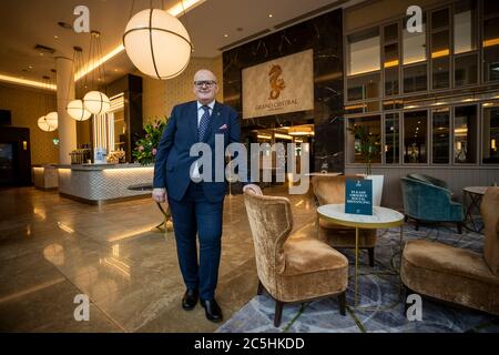 Stephen Meldrum, Direttore Generale del nuovo Grand Central Hotel di Belfast, come meccanismo di blocco che consente la riapertura di hotel e bar. Foto Stock