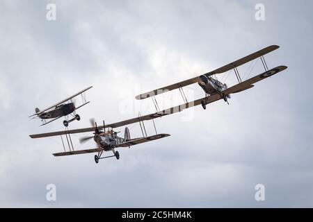 Bristol F.2 Fighter (replica) due posti di caccia biplano britannico e velivolo da ricognizione della prima guerra mondiale volare in formazione con un'aria reale Foto Stock