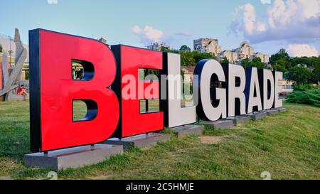 Belgrado / Serbia - 22 luglio 2019: Scultura di testo di Belgrado sull'isola del fiume Ada Ciganlija, sul fiume Sava, nel centro di Belgrado, Serbia Foto Stock