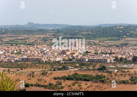 Veduta aerea del villaggio di Porreres all'interno dell'isola di Maiorca. Isole Baleari, Spagna Foto Stock