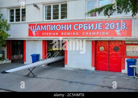 Belgrado / Serbia - 22 luglio 2019: Centro di formazione del Club di canottaggio della Stella Rossa di Belgrado nell'isola del fiume Ada Ciganlija, nel fiume Sava, nel centro di Belgrad Foto Stock