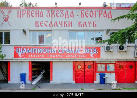 Belgrado / Serbia - 22 luglio 2019: Centro di formazione del Club di canottaggio della Stella Rossa di Belgrado nell'isola del fiume Ada Ciganlija, nel fiume Sava, nel centro di Belgrad Foto Stock