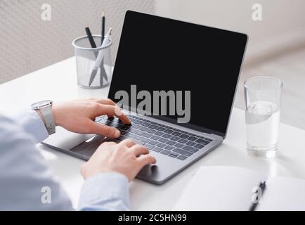 Lavorare online in remoto. Uomo d'affari usa il laptop da schermo vuoto Foto Stock