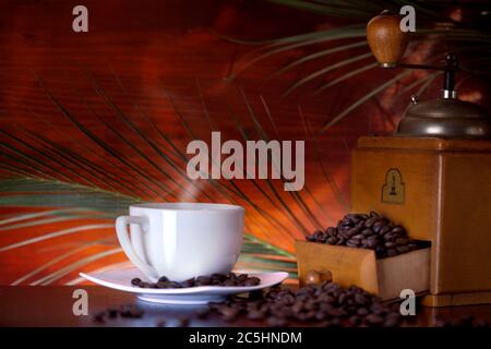 Tazza di caffè con macinacaffè vecchio e chicchi di caffè Foto Stock