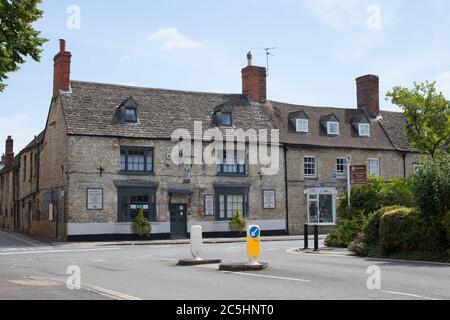 Negozi e ristoranti su Oxford Street a Woodstock nel Regno Unito Foto Stock
