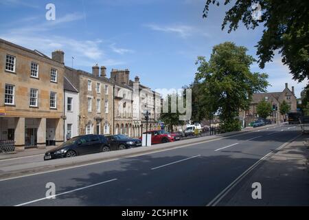 Vista lungo la High Street a Chipping Norton in Oxfordshire nel Regno Unito Foto Stock