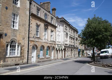 Vista su Market Street a Chipping Norton nell'Oxfordshire nel Regno Unito Foto Stock
