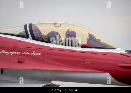 Republic of Singapore Air Force (RSAF) pilota nell'abitacolo di Lockheed Martin F-16CJ combattendo Falcon aerei da combattimento dalla mostra Black Knights Foto Stock