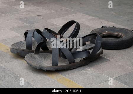 Ha Long Bay Vietnam, sandali sovradimensionati realizzati con pneumatici per auto vecchie Foto Stock