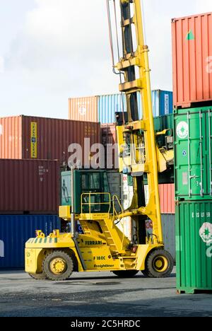 Il gestore di container CVS Ferrari è utilizzato per spostare i container di spedizione a Manchester Eurotenal, Trafford Park, Manchester, Inghilterra. Foto Stock