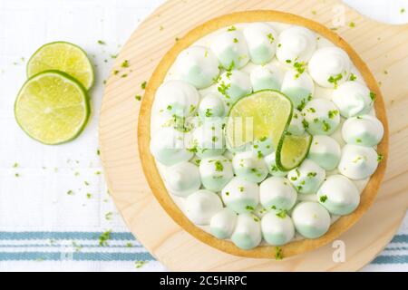 Torta di lime con panna montata Foto Stock