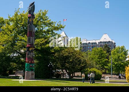 Un primo polo di Totem della nazione, un palo decorato intagliato a mano nei terreni dell'Assemblea legislativa della Columbia Britannica a Victoria, Vancouver I. Foto Stock