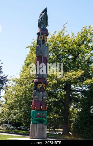 Un primo polo di Totem della nazione, un palo decorato intagliato a mano nei terreni dell'Assemblea legislativa della Columbia Britannica a Victoria, Vancouver I. Foto Stock