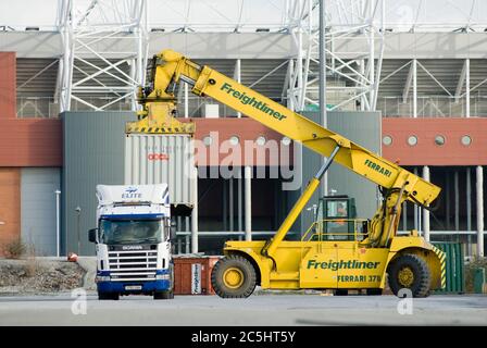 Il raccoglitore di REACH CVS Ferrari è utilizzato per spostare i container di spedizione a Manchester Eurotaral, Trafford Park, Manchester, Inghilterra. Foto Stock