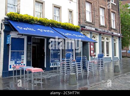 Grassmarket Edinburgh, Scozia, Regno Unito. 3 luglio 2020. Segni di attività del personale di alcuni pub e ristoranti nel Grassmarket. Il giorno in cui la restrizione di viaggio di cinque miglia è revocata in Scozia come Covid-19 virus restrizioni di facilità, Pub e ristoranti nella zona stanno cominciando a prepararsi per il ritorno alla nuova normalità. Tavoli e sedie fuori nei marciapiedi del Petit Paris, mentre il personale si prepara in anticipo. Dal 15 luglio, pub e ristoranti in tutta la Scozia potranno riaprire le porte al pubblico una volta di nuovo dopo essere stati chiusi a causa di blocco. Foto Stock