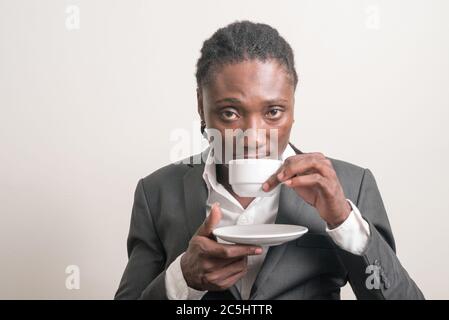 Giovane bell'uomo d'affari africano con i dreadlock bere caffè Foto Stock