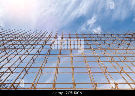 Barra di rinforzo in acciaio e legno forma lavori in cantiere su sfondo blu cielo Foto Stock