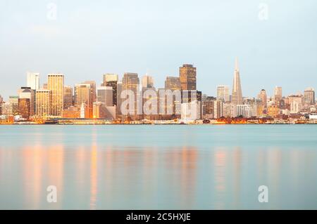 Skyline della città attraverso la baia all'alba, San Francisco, California, Stati Uniti Foto Stock