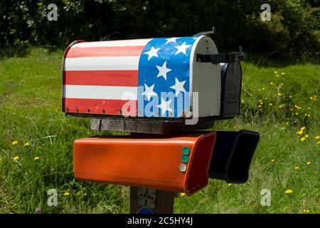 Casella postale con bandiera americana dipinta su di essa allo Stato di Washington, Stati Uniti Foto Stock