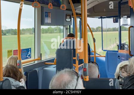 Parcheggia e fai un giro in autobus all'interno, mostrando i passeggeri seduti che viaggiano verso il centro di Cambridge. Foto Stock