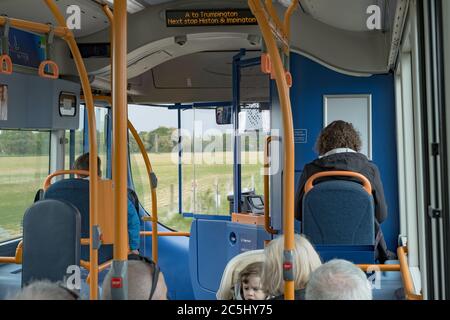 Parcheggia e fai un giro in autobus all'interno, mostrando i passeggeri seduti che viaggiano verso il centro di Cambridge. Foto Stock