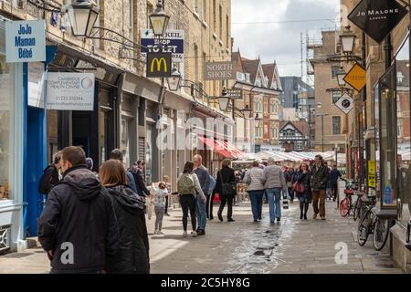 Gli amanti dello shopping si sono visti vicino al mercato centrale in questa storica città universitaria inglese di Cambridge, UK/ Foto Stock