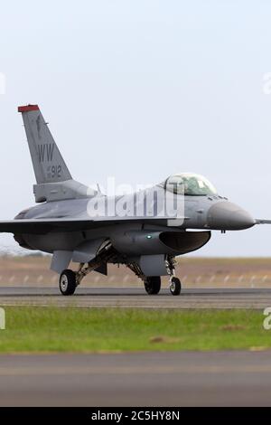 United Staes Air Force (USAF), Lockheed F-16CJ, tassì all'aeroporto di Avalon. Foto Stock