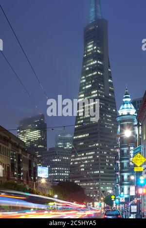 San Francisco, California, Stati Uniti - Columbus Avenue con Sentinel Building e Transamerica Pyramid Building a in a Rainy Day A. Foto Stock