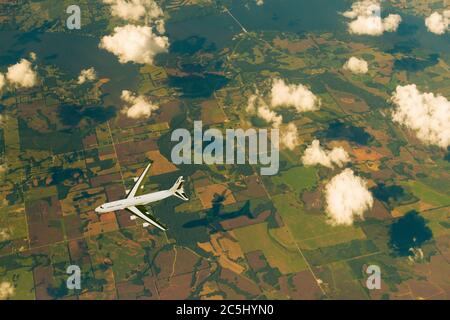 Rendering 3D di un aereo in volo sulla terra. Foto Stock