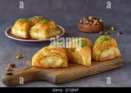 Dolci arabico dessert kunefe, kunafa, kadayif con pistacchio e formaggio Foto Stock