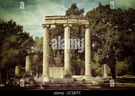 Grecia Olimpia, antiche rovine dell'importante Filippione di Olimpia, luogo di nascita dei giochi olimpici - sito patrimonio mondiale dell'UNESCO Foto Stock