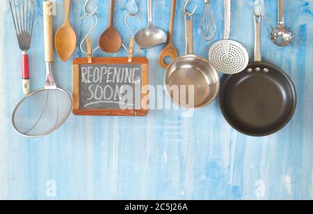 Esposizione del ristorante, annunciando la riapertura dopo il blocco corona, cucina, concetto culinario sulla lavagna. Spazio di copia buono Foto Stock